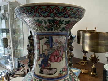 Un vase en porcelaine de Chine famille rose et un en bleu et blanc sur fond c&eacute;ladon, 19&egrave;me