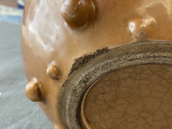Un pot en porcelaine de Chine brun monochrome, 19&egrave;me