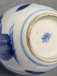 Een Chinese blauw-witte theebus met zilveren deksel, Kangxi