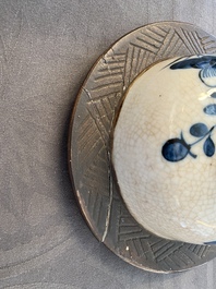 Une paire de vases couverts en porcelaine de Chine en bleu et blanc dite 'de Nankin', 19&egrave;me