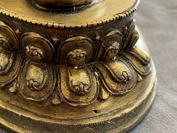 Une figure de Bouddha en bronze dor&eacute;, Tibet, d&eacute;but du 20&egrave;me