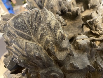 Een grote Chinese bronzen wierookbrander met dieren bij een heuvelig landschap, Ming