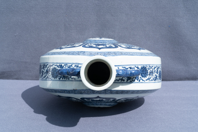 Een fraaie Chinese blauw-witte 'Bajixiang' moon flask vaas, Qianlong merk, 19e eeuw