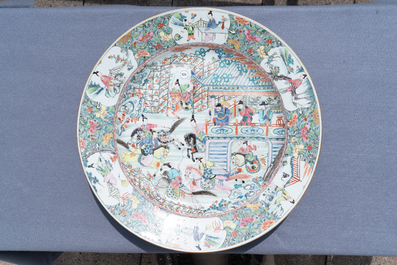 Un tr&egrave;s grand plat en porcelaine de Chine famille rose &agrave; d&eacute;cor du 'G&eacute;n&eacute;ral Yang et Mu Guiying', Kangxi/Yongzheng