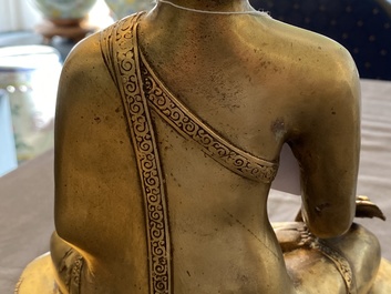 Une figure de Bouddha en bronze dor&eacute;, Tibet, d&eacute;but du 20&egrave;me