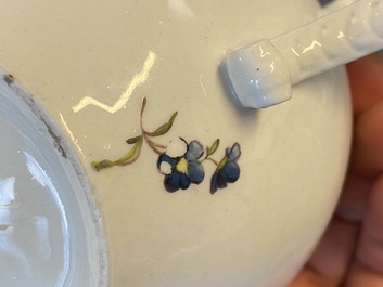 Een Meissen porseleinen theepot met floraal decor, Duitsland, 18e eeuw