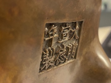 Een Chinese bronzen wierookbrander voor de Islamitische markt, Xuande merk, 17/18e eeuw