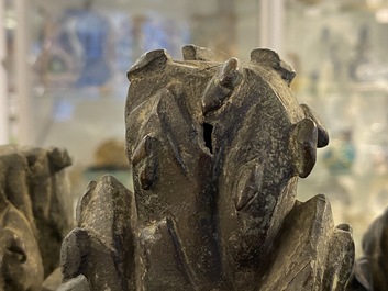 Een grote Chinese bronzen wierookbrander met dieren bij een heuvelig landschap, Ming