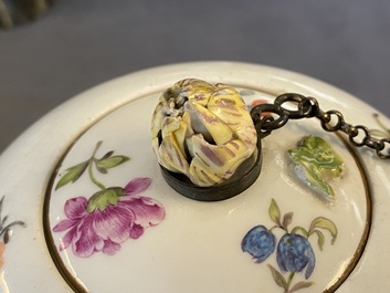 Une th&eacute;i&egrave;re en porcelaine de Meissen &agrave; d&eacute;cor floral, Allemagne, 18&egrave;me