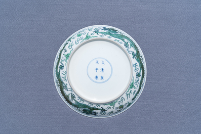Une coupe en porcelaine de Chine famille verte &agrave; d&eacute;cor d'un dragon, marque de Yongzheng, 19/20&egrave;me