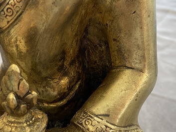 Une figure de Bouddha en bronze dor&eacute;, Tibet, d&eacute;but du 20&egrave;me