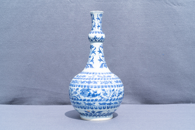 Een Chinese blauw-witte flesvormige vaas met figuren in medaillons, Transitie periode