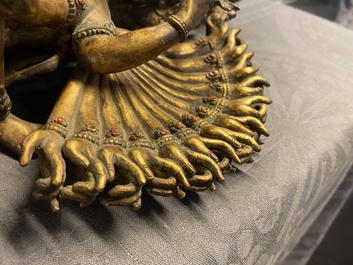 Een grote Sino-Tibetaanse verguld bronzen figuur van Kapaladhara Hevajra, 18/19e eeuw