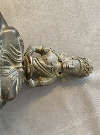 Een paar Sino-Tibetaanse bronzen figuren van Boeddha Amitayus, Qianlong