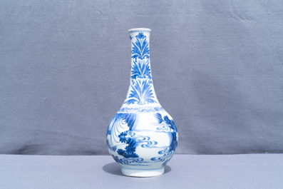 Un vase de forme bouteille en porcelaine de Chine en bleu et blanc, &eacute;poque Transition