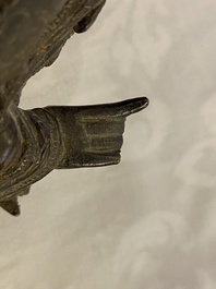 Een Chinese bronzen figuur van een hoogwaardigheidsbekleder, Ming