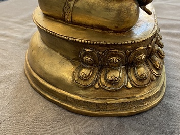 Une figure de Bouddha en bronze dor&eacute;, Tibet, d&eacute;but du 20&egrave;me