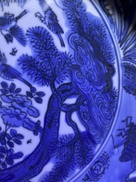Een zeldzaam Chinees blauw-wit kraakporseleinen bord met 'reiger' merk, Wanli