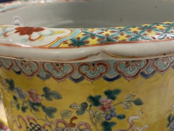Un grand vase en porcelaine de Chine famille rose pour le march&eacute; Straits ou Peranakan, 19&egrave;me