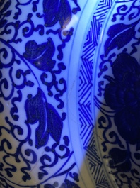 Een grote Chinese blauw-witte dekselvaas met pioenslingers, Kangxi