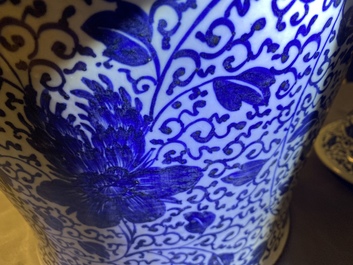 Un grand vase couvert en porcelaine de Chine en bleu et blanc, Kangxi