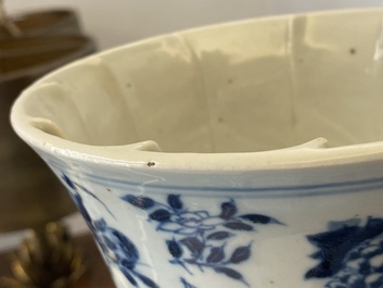 Een Chinese blauw-witte vaas met vogels en bloemen, 19e eeuw