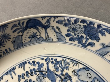 Un plat en porcelaine de Chine en bleu et blanc &agrave; d&eacute;cor 'Les trois amis de l'hiver', Jiajing