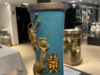 Een paar Chinese flesvormige cloisonn&eacute; vazen met draken, 19e eeuw