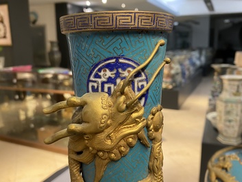 Een paar Chinese flesvormige cloisonn&eacute; vazen met draken, 19e eeuw