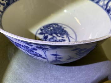 Een grote Chinese blauw-witte kom met florale vakverdeling, Kangxi