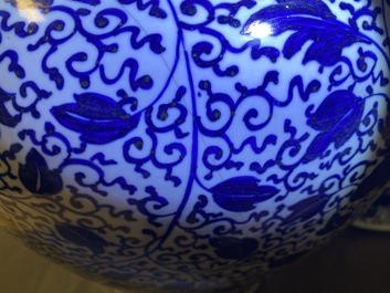 Een grote Chinese blauw-witte dekselvaas met pioenslingers, Kangxi