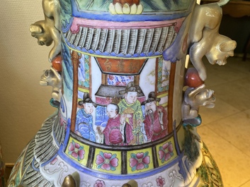 Une paire de grand vases en porcelaine de Chine famille rose, 19&egrave;me