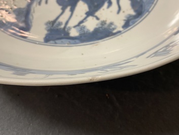 Un plat en porcelaine de Chine en bleu et blanc &agrave; d&eacute;cor de deux cerfs, Jiajing