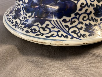 Un grand vase couvert en porcelaine de Chine en bleu et blanc, Kangxi