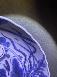 Une assiette en porcelaine de Chine en bleu et blanc de type kraak, marque d'une aigrette, Wanli