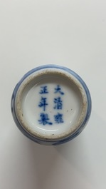 Vijf Chinese blauw-witte, ijzerrode en koperrode snuifflessen, 19e eeuw