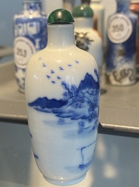 Vijf Chinese blauw-witte, ijzerrode en koperrode snuifflessen, 19e eeuw