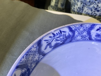 Een grote Chinese blauw-witte kom met florale vakverdeling, Kangxi