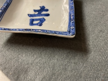 Een paar Chinese vierkante blauw-witte schoteltjes met 'Fu' gelukssymbool, Tianqi
