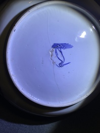 Une assiette en porcelaine de Chine en bleu et blanc de type kraak, marque d'une aigrette, Wanli