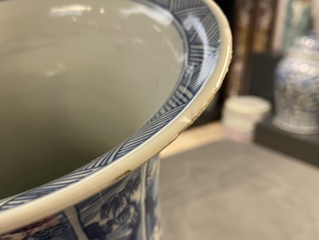 Un vase de forme gu en porcelaine de Chine en bleu et blanc, Kangxi