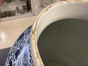 Un grand vase couvert en porcelaine de Chine en bleu et blanc, Kangxi