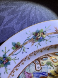 Une paire d'assiettes en porcelaine de Chine famille rose &agrave; d&eacute;cor mandarin, Qianlong