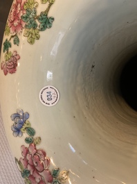 Une paire de grand vases en porcelaine de Chine famille rose, 19&egrave;me