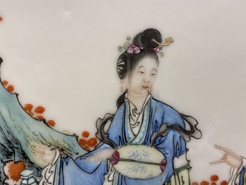 Une plaque en porcelaine de Chine famille rose &agrave; d&eacute;cor de figures dans un jardin, R&eacute;publique
