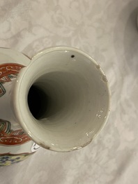 Trois vases de forme bouteille en porcelaine de Chine famille verte, Kangxi