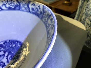 Een grote Chinese blauw-witte kom met florale vakverdeling, Kangxi