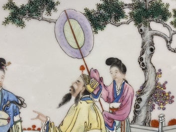 Une plaque en porcelaine de Chine famille rose &agrave; d&eacute;cor de figures dans un jardin, R&eacute;publique