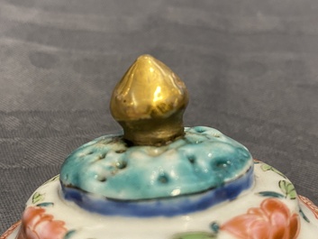 Deux th&eacute;i&egrave;res et une verseuse couverte en porcelaine de Chine famille, Yongzheng/Qianlong