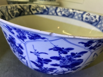 Een grote Chinese blauw-witte kom met florale vakverdeling, Kangxi